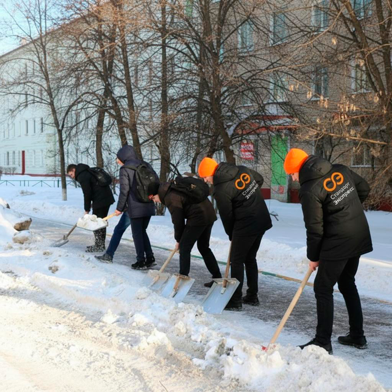 Уборка снега с крыш и территорий в Западной Двине